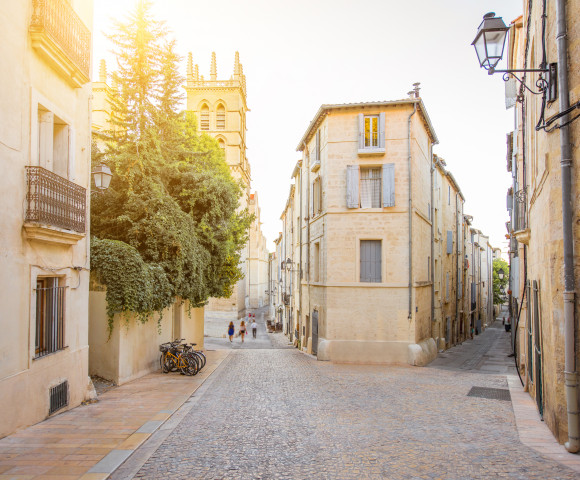 façades-rue-pavée-Montpellier